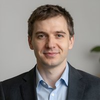 Портрет уверенного бизнесмена компании Синдус ДР на нейтральном фоне в студийном освещении