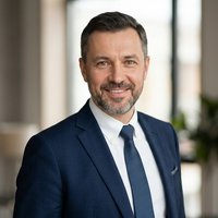 Портрет уверенного бизнесмена компании Синдус ДР на нейтральном фоне в студийном освещении